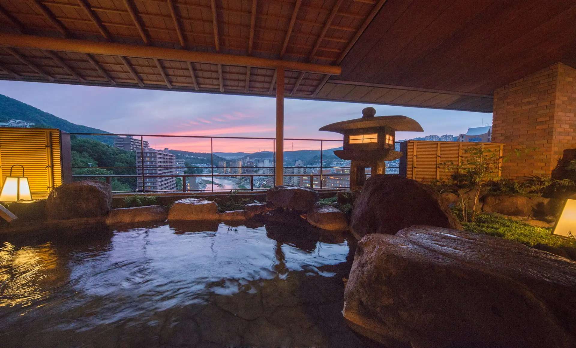 อ่างน้ำพุร้อนกลางแจ้ง Hotel Wakamizu