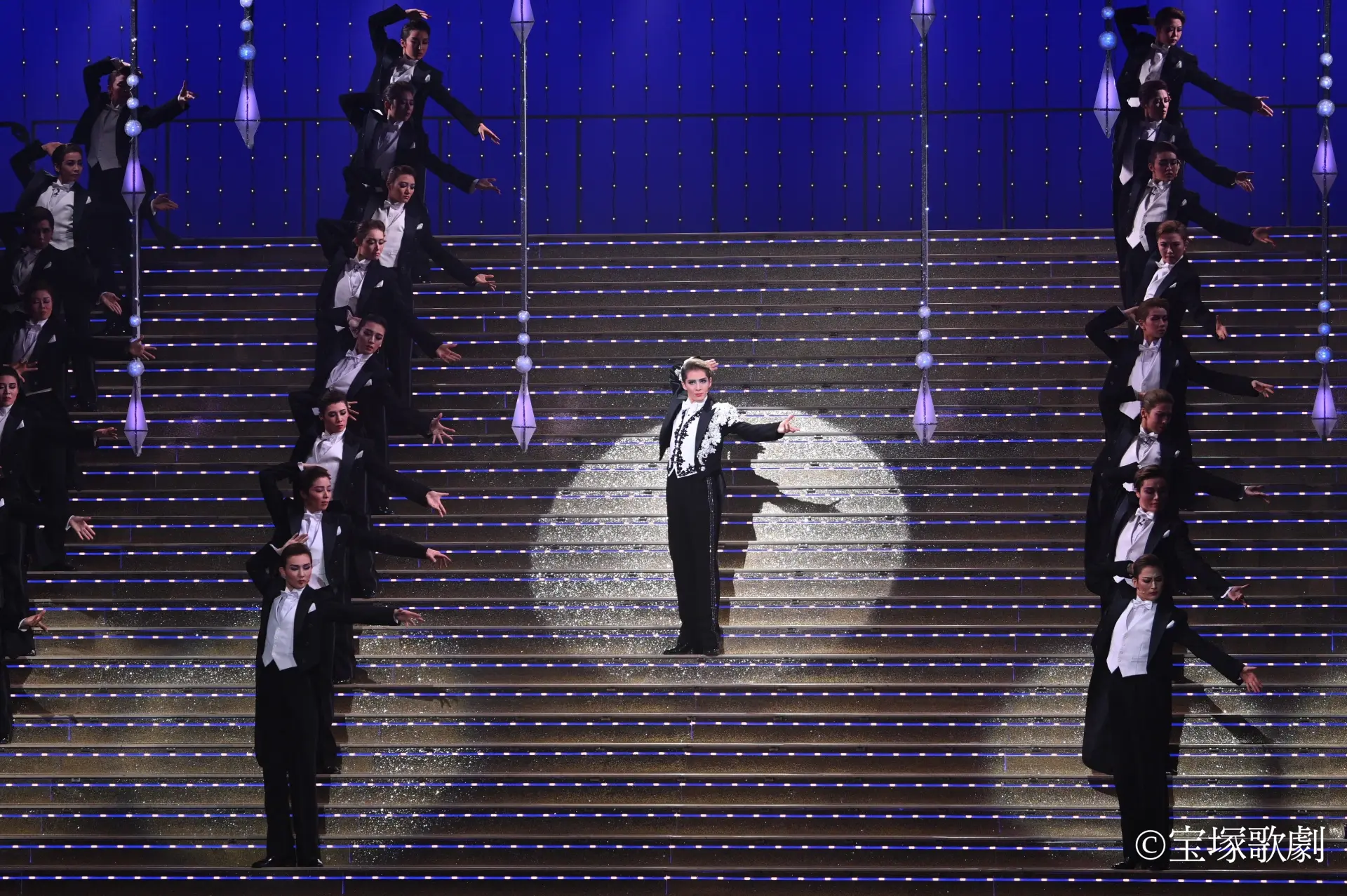 การเต้นรำหมู่ของนักแสดงบทตัวละครชาย (Otokoyaku) บนบันไดยักษ์