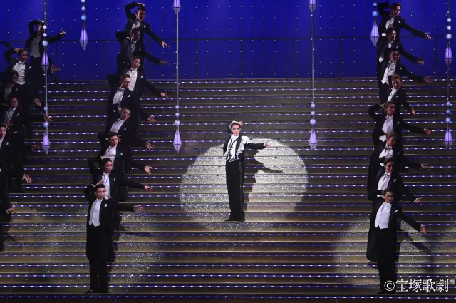 การเต้นรำหมู่ของนักแสดงบทตัวละครชาย (Otokoyaku) บนบันไดยักษ์