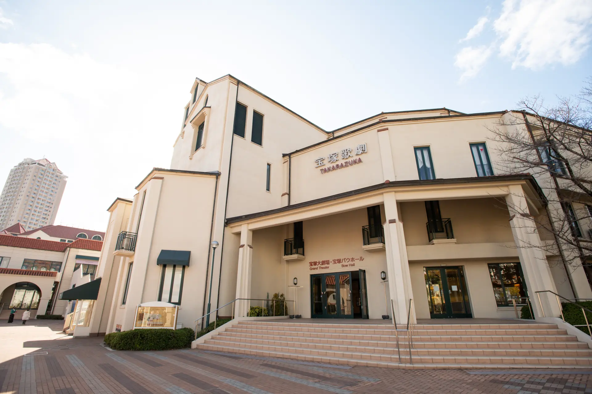 "โรงละครทาการะซึกะแกรนด์" (Takarazuka Grand Theater)
