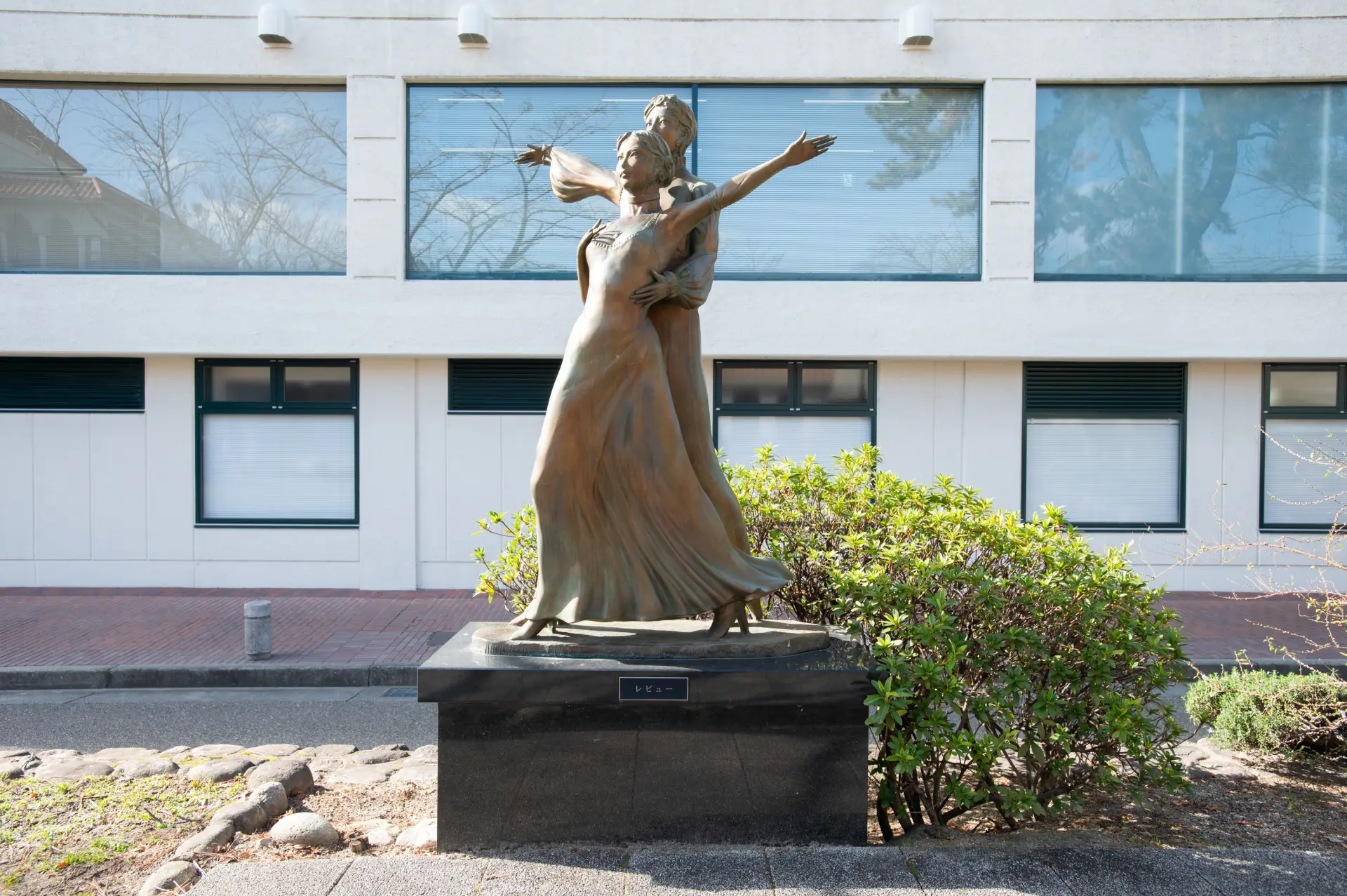 รูปปั้นบรอนซ์ "Revue"