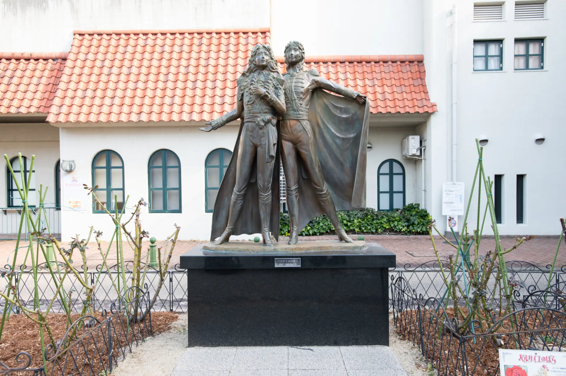 รูปปั้นบรอนซ์ "กุหลาบแวร์ซายส์" (The Rose of Versailles)