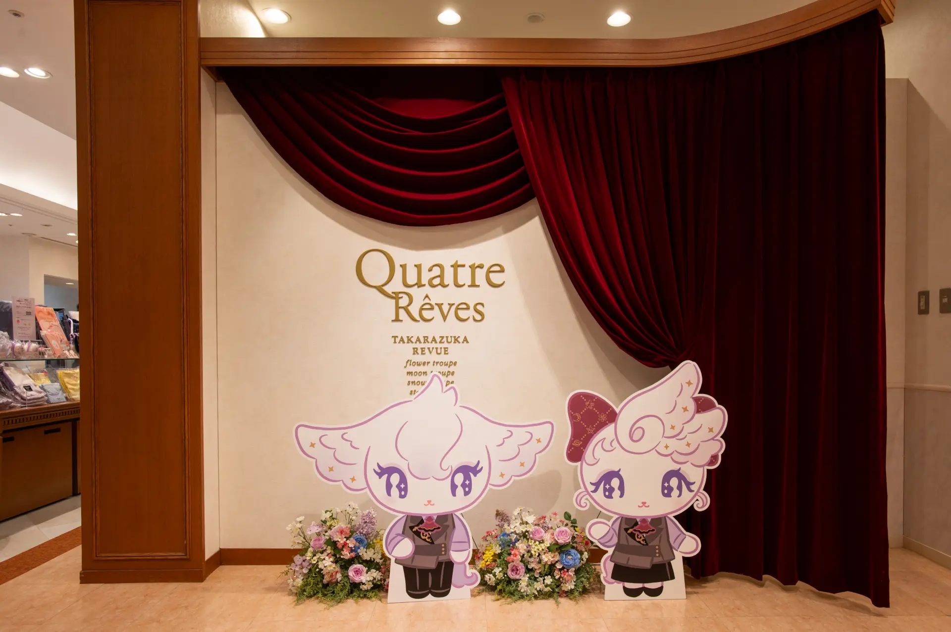 บริเวณทางเข้ามีตัวละครมาสคอต "Rêvie” และ "Nemu” คอยให้การต้อนรับ