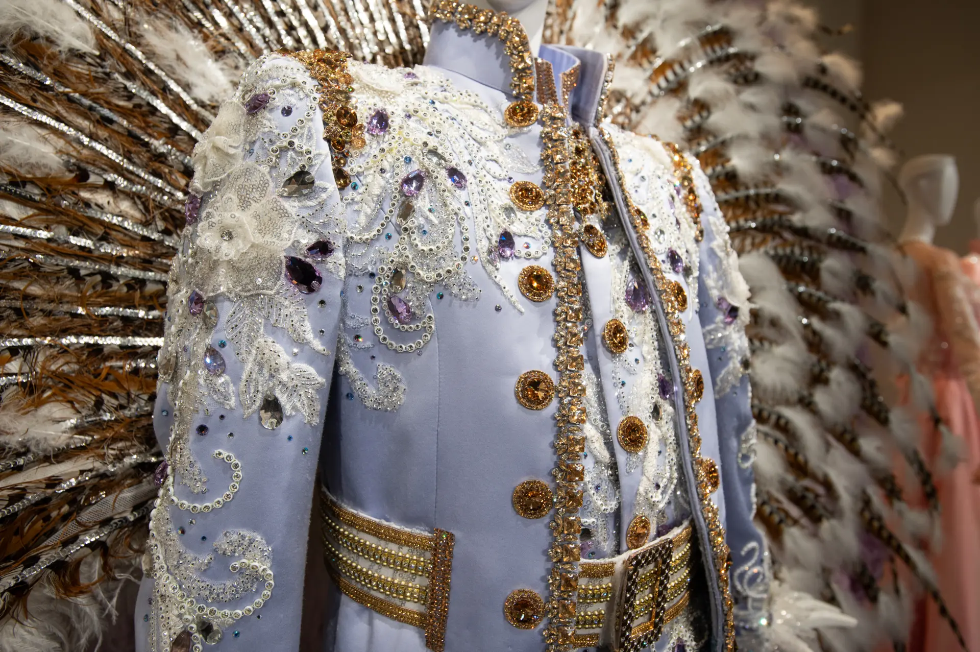 สัมผัสรายละเอียดอันวิจิตรของเครื่องแต่งกายได้อย่างใกล้ชิด