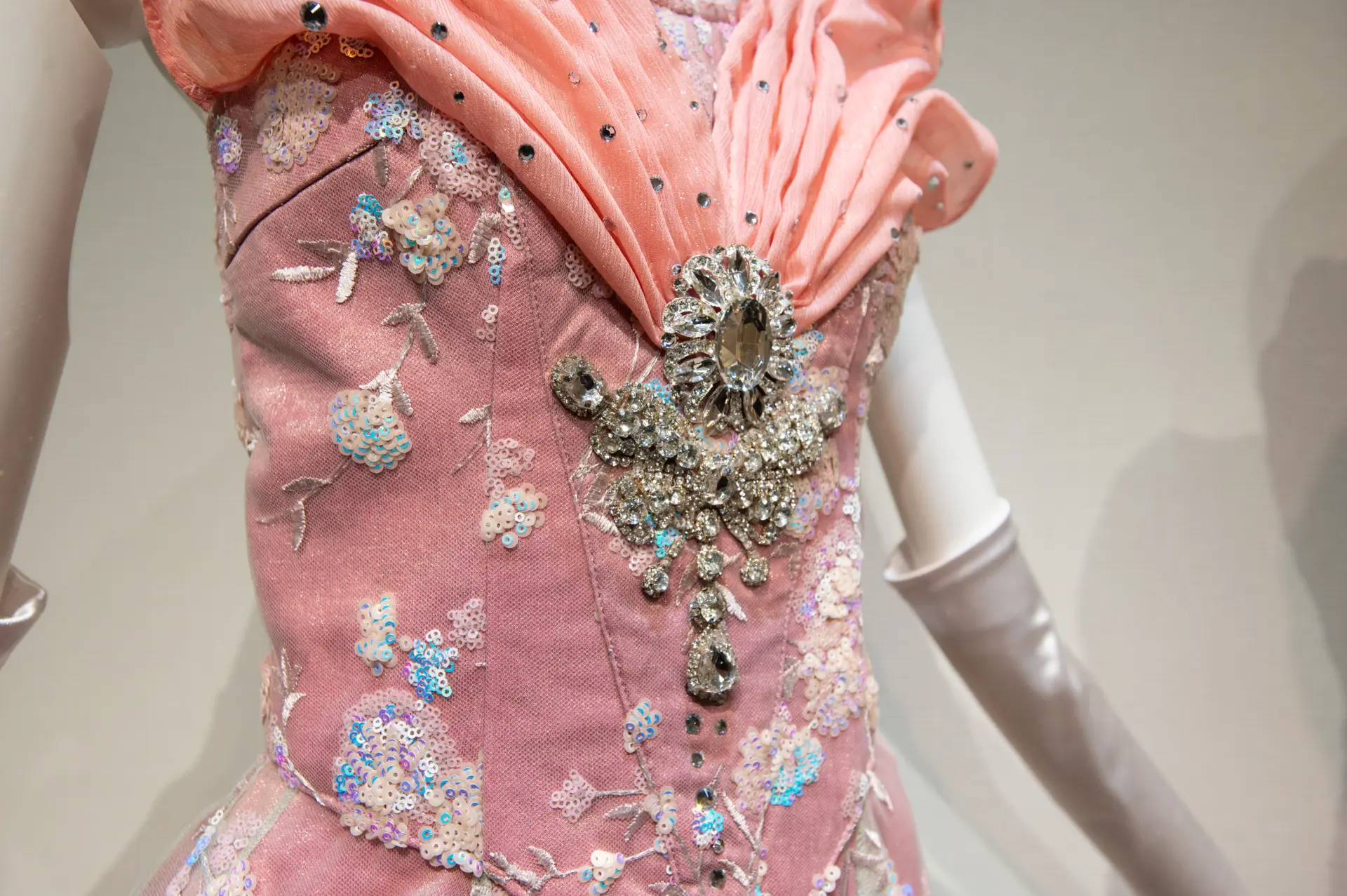 สัมผัสรายละเอียดอันวิจิตรของเครื่องแต่งกายได้อย่างใกล้ชิด