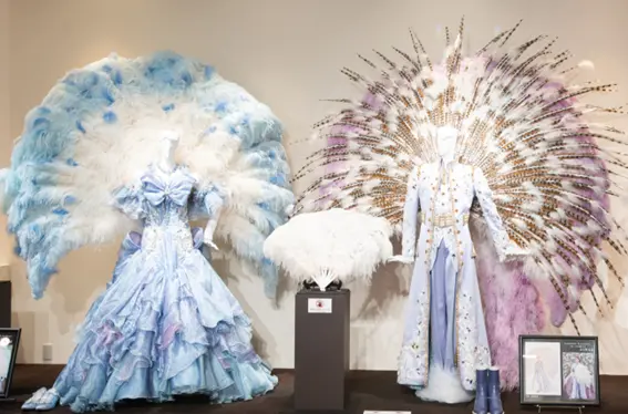 มีการจัดแสดงชุดแผงขนนก "Obane" ด้วยเช่นกัน