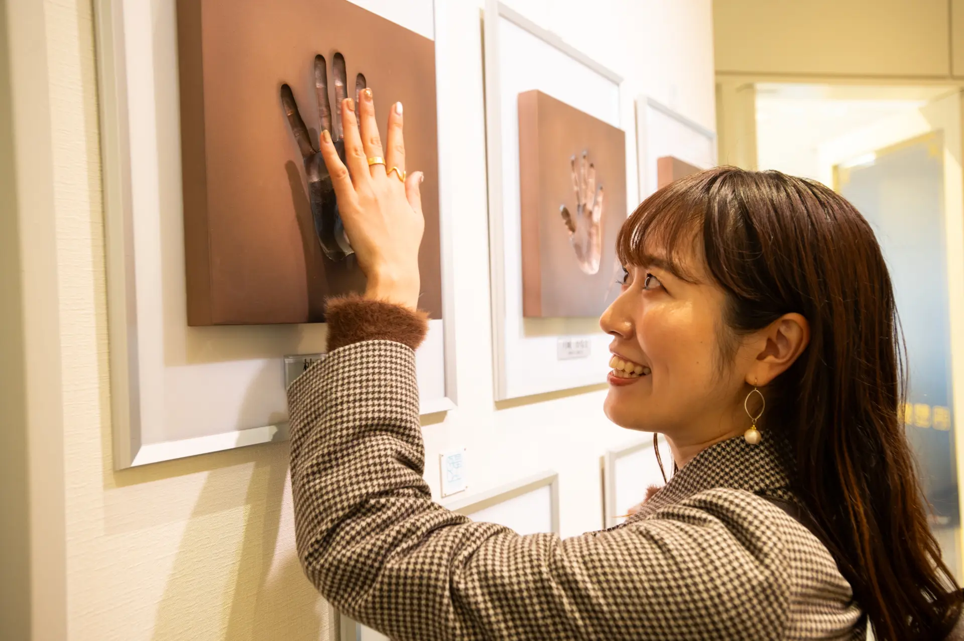 ลองนำมือของท่านมาเทียบกับรอยพิมพ์มือของเหล่า "ท็อปสตาร์" ดูนะคะ