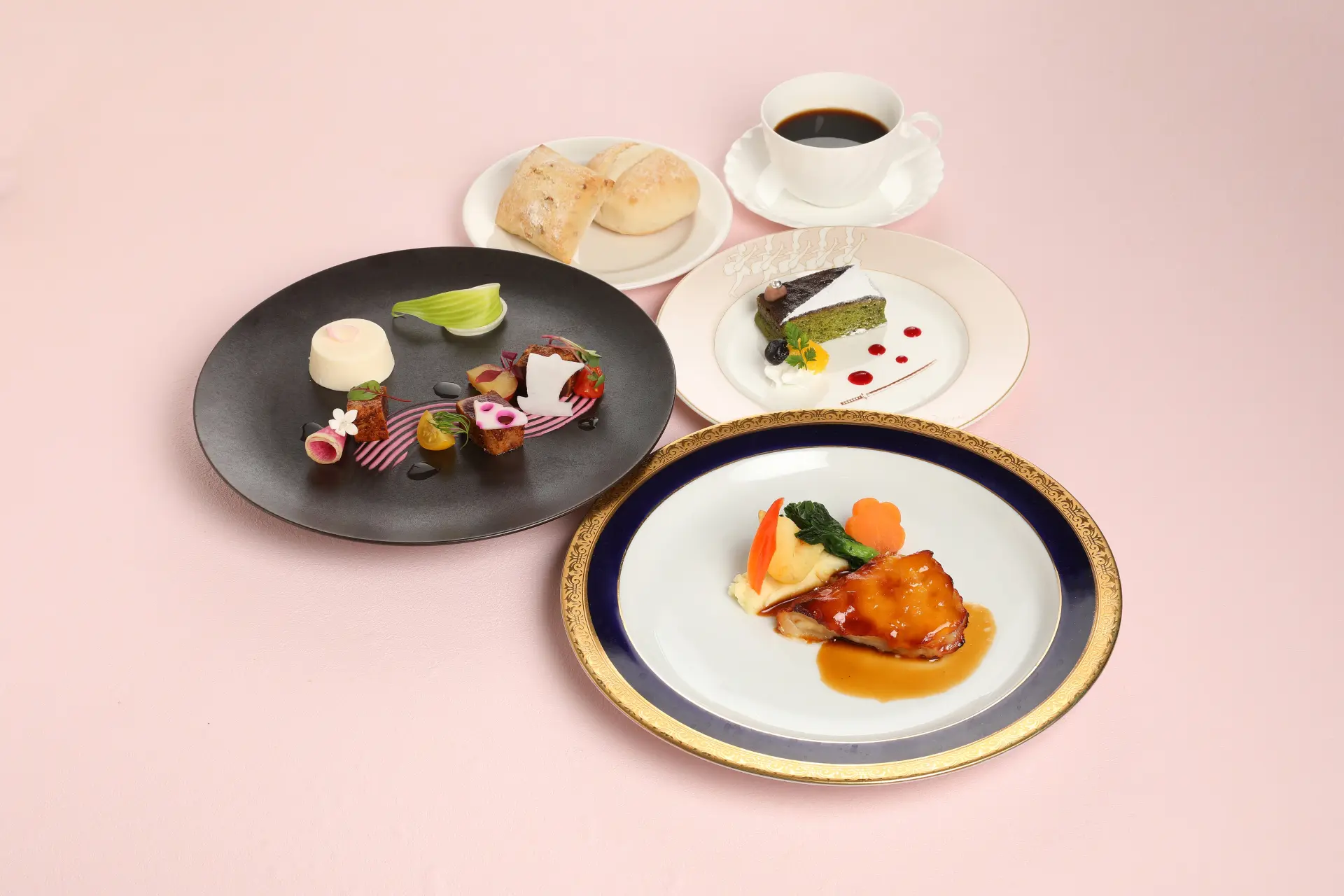 เมนูพิเศษเฉพาะช่วงการแสดง "Violet Lunch" ราคา 2,800 เยน