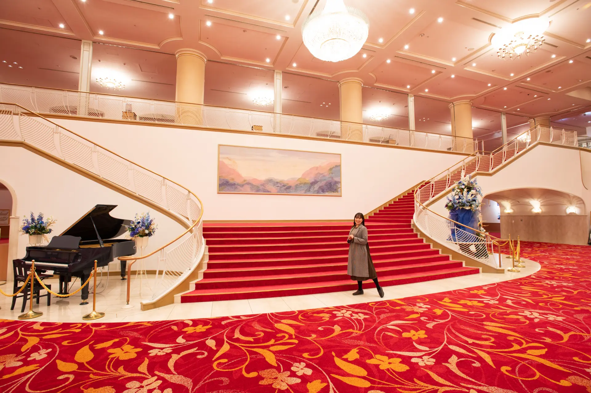 บันทึกภาพที่ระลึกบริเวณบันได ณ โถงล็อบบี้ภายในจุดตรวจบัตรโดยสาร