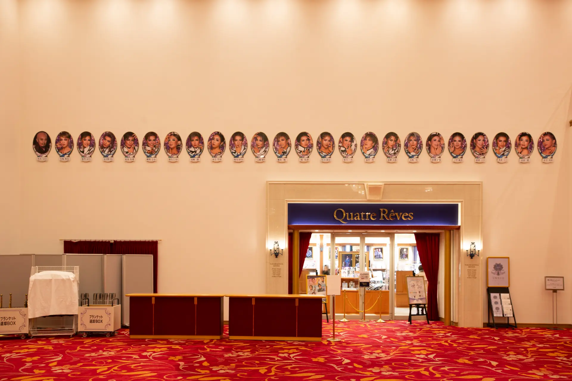 ภาพเหล่านักแสดงที่ถูกจัดเรียงกันอย่างสวยงาม