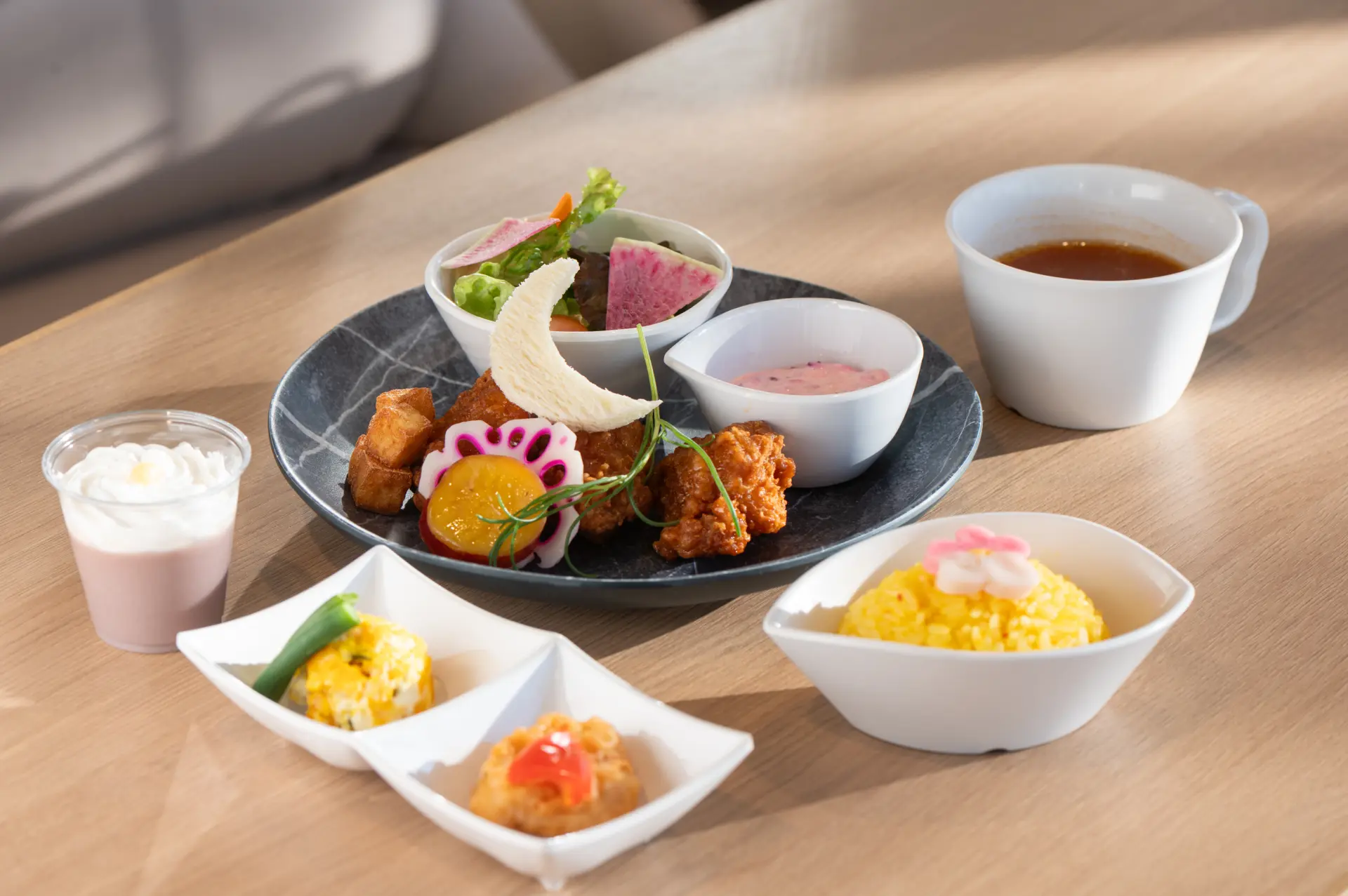 ชุดอาหาร "Revue Plate" (กุมภาพันธ์ 2026) ราคา 1,600 เยน