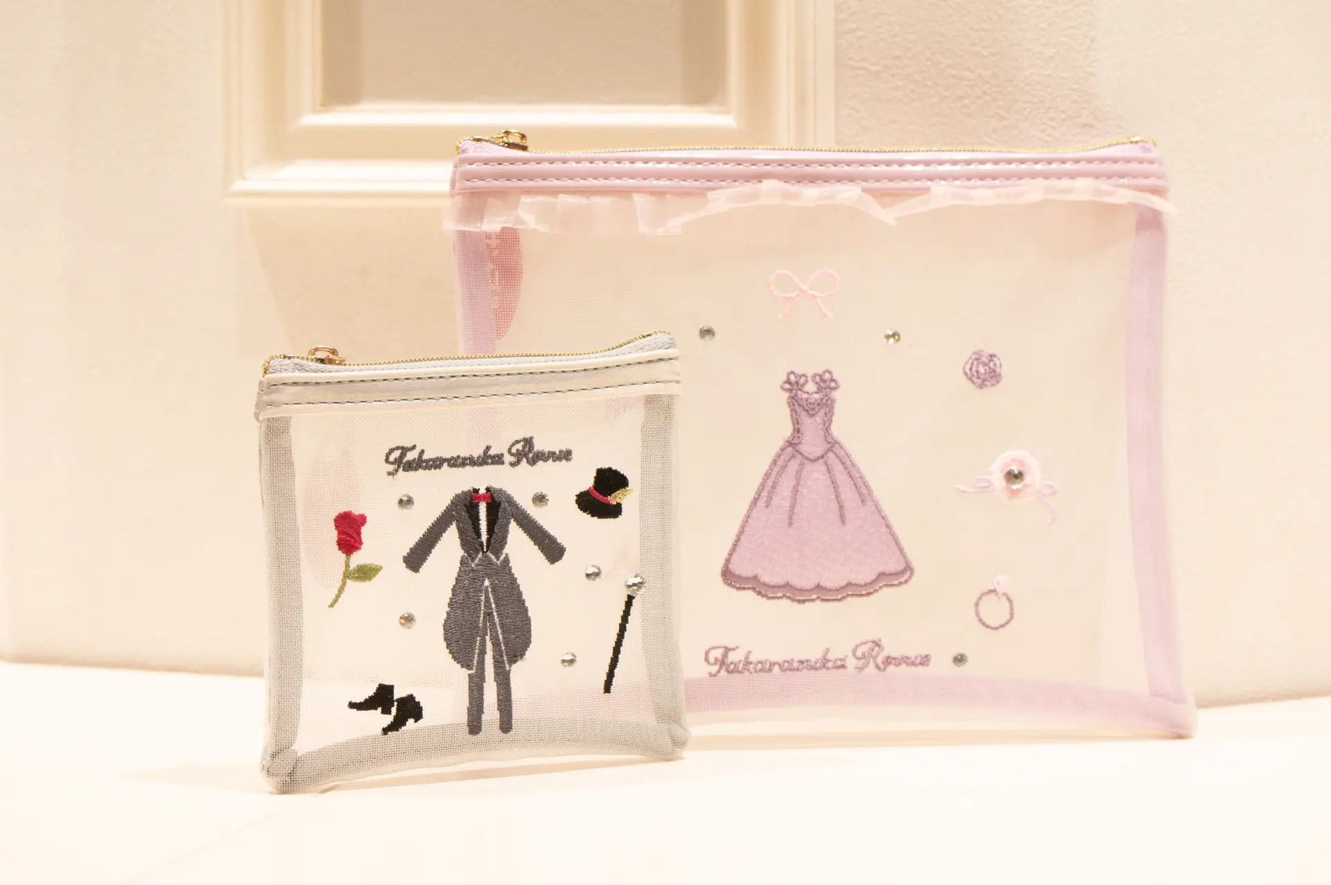 สินค้าค้าต่างๆ เช่น กระเป๋าพกพา (Pouch) มีให้เลือกสรรอย่างครบครัน