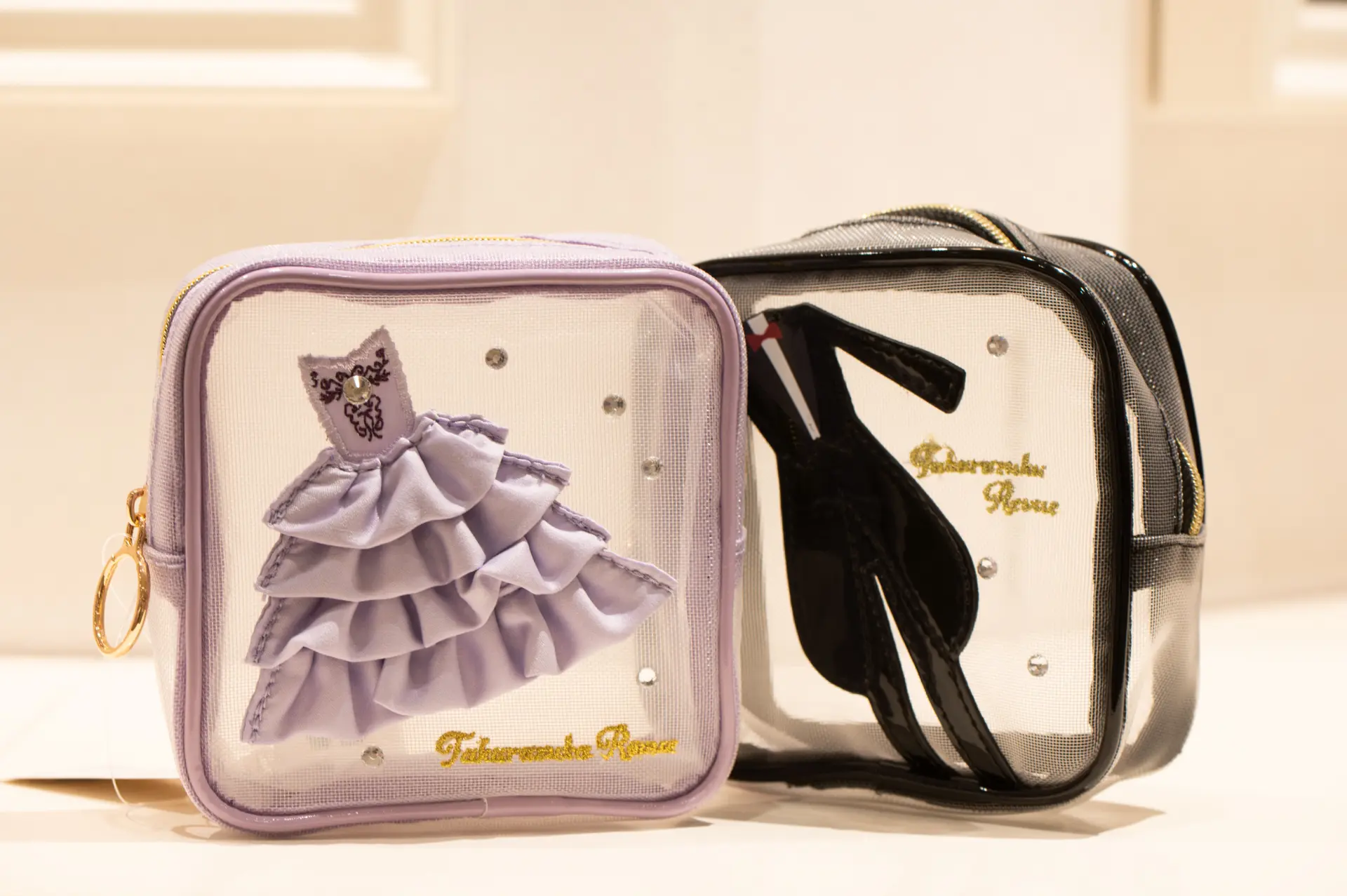 สินค้าค้าต่างๆ เช่น กระเป๋าพกพา (Pouch) มีให้เลือกสรรอย่างครบครัน