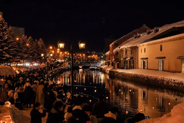 แสงเทียนขับให้ทิวทัศน์เมืองย้อนยุคดูโดดเด่นยิ่งขึ้น