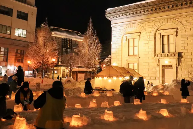 ภายในพื้นที่จัดงานสามารถชมแสงเทียนใกล้ ๆ ได้อย่างสบาย ๆ