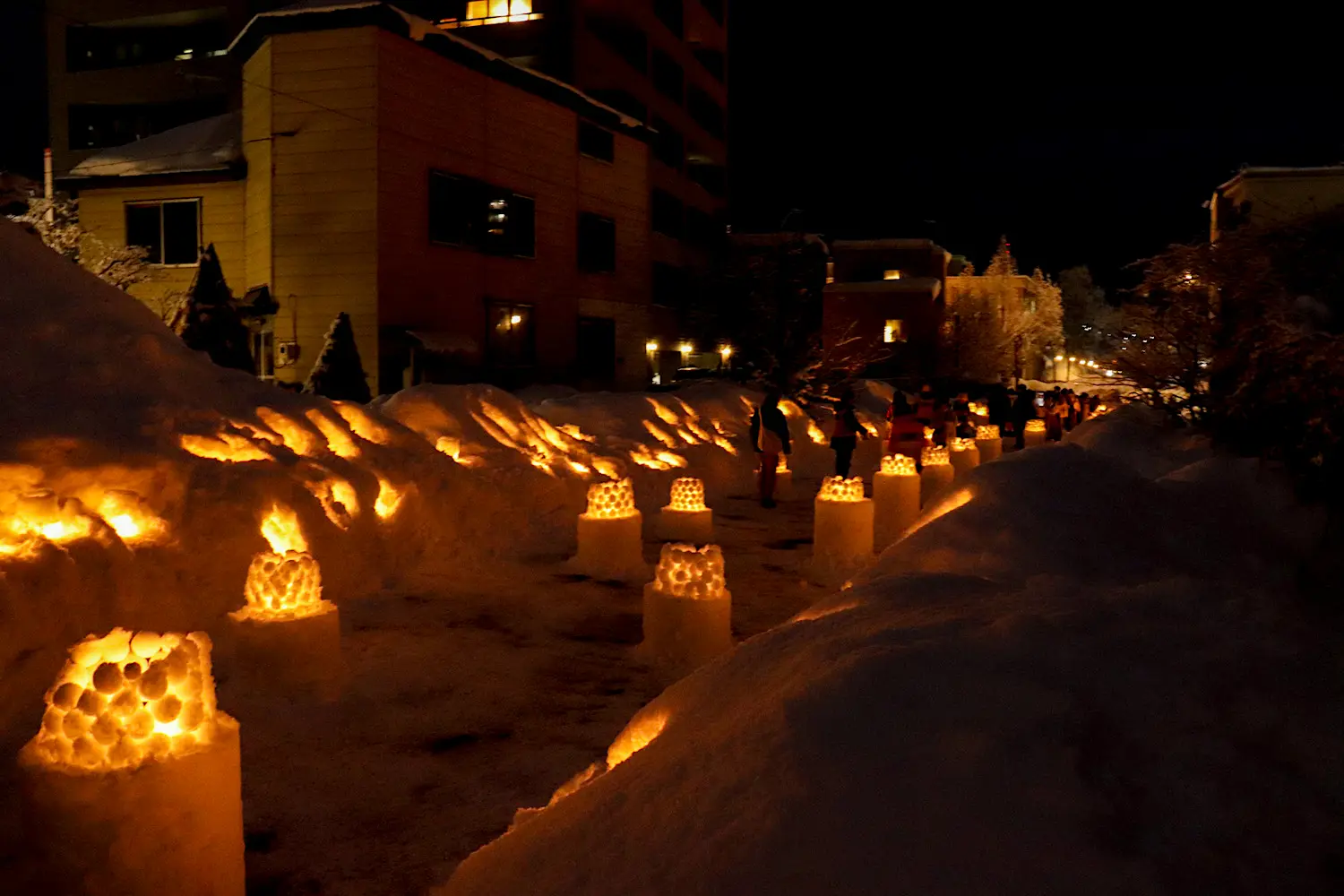 เส้นทางเดินชมที่มีเทียนดีไซน์หลากหลายเรียงรายบนแนวรางเก่า