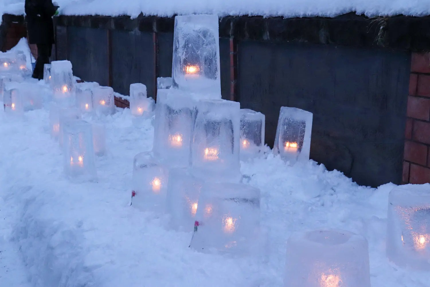 เทียนที่กำลังถูกจุดแสงทีละดวง