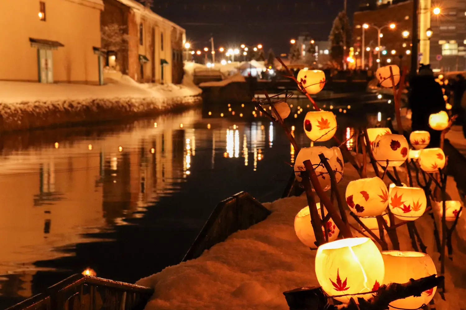 แสงไฟของเทียนลูกแก้วและองค์ประกอบอื่น ๆ ในพื้นที่คลอง