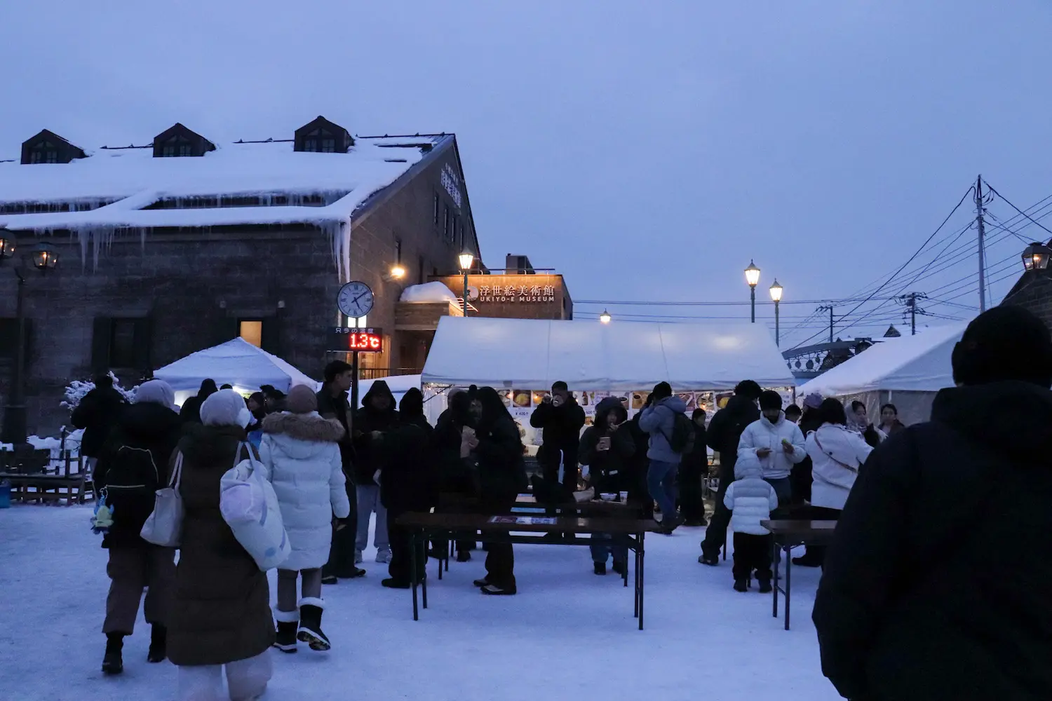 พื้นที่หมู่บ้านศิลปะที่คึกคักด้วยผู้คนต่อคิวหน้าแผงลอย