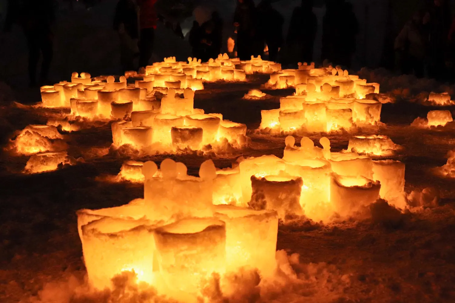 แสงไฟในพื้นที่สายเทมิยะที่ลอยเด่นขึ้นมาอย่างสวยงาม