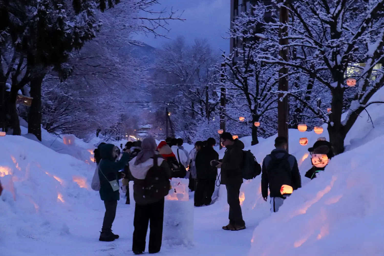 สามารถเพลิดเพลินกับแสงไฟที่ค่อย ๆ เปลี่ยนผ่านจากยามเย็นสู่ค่ำคืน