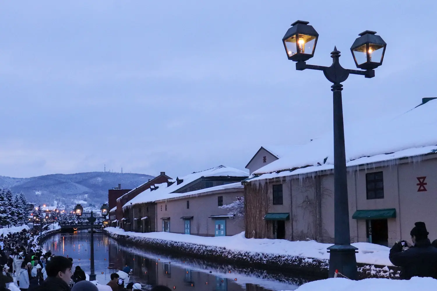 หากอยู่ในพื้นที่จัดงานตั้งแต่ช่วงพลบค่ำ จะได้เห็นวิวที่ค่อย ๆ ถูกย้อมด้วยแสงไฟ