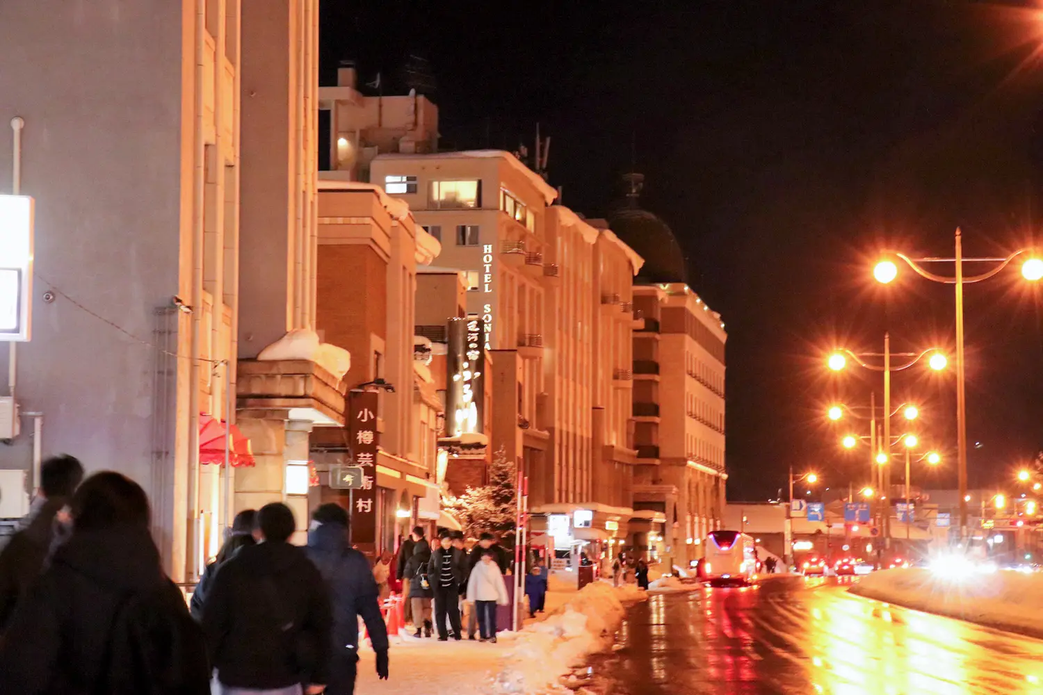 ริมคลองมีทั้งร้านอาหารและโรงแรมเรียงรายอยู่มากมาย