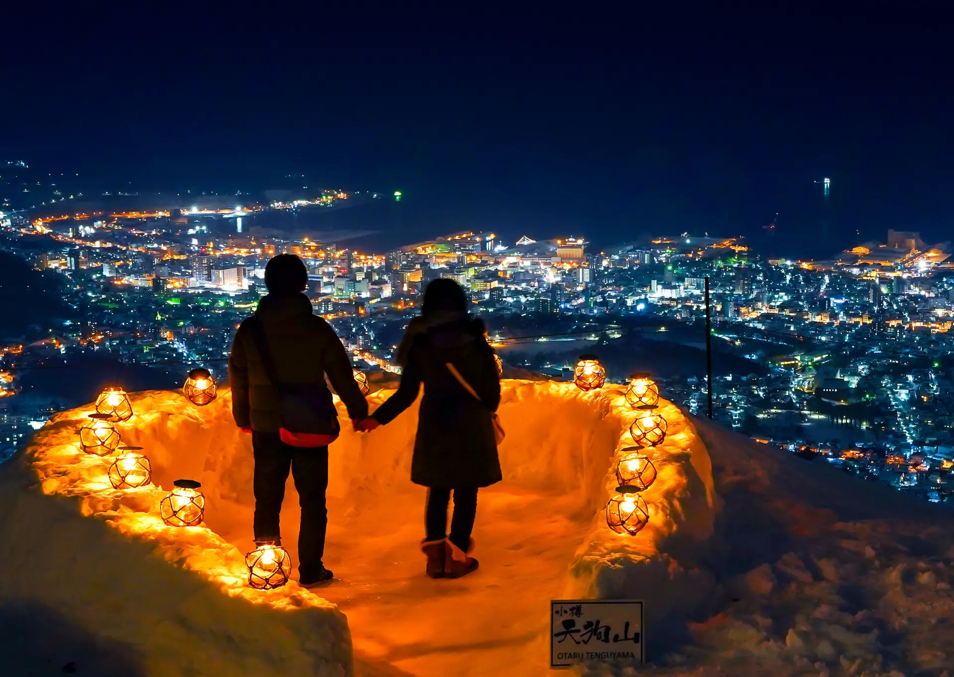 การผสมผสานระหว่างทิวทัศน์เมืองโอตารุและแสงไฟเป็นภาพที่ไม่ควรพลาด