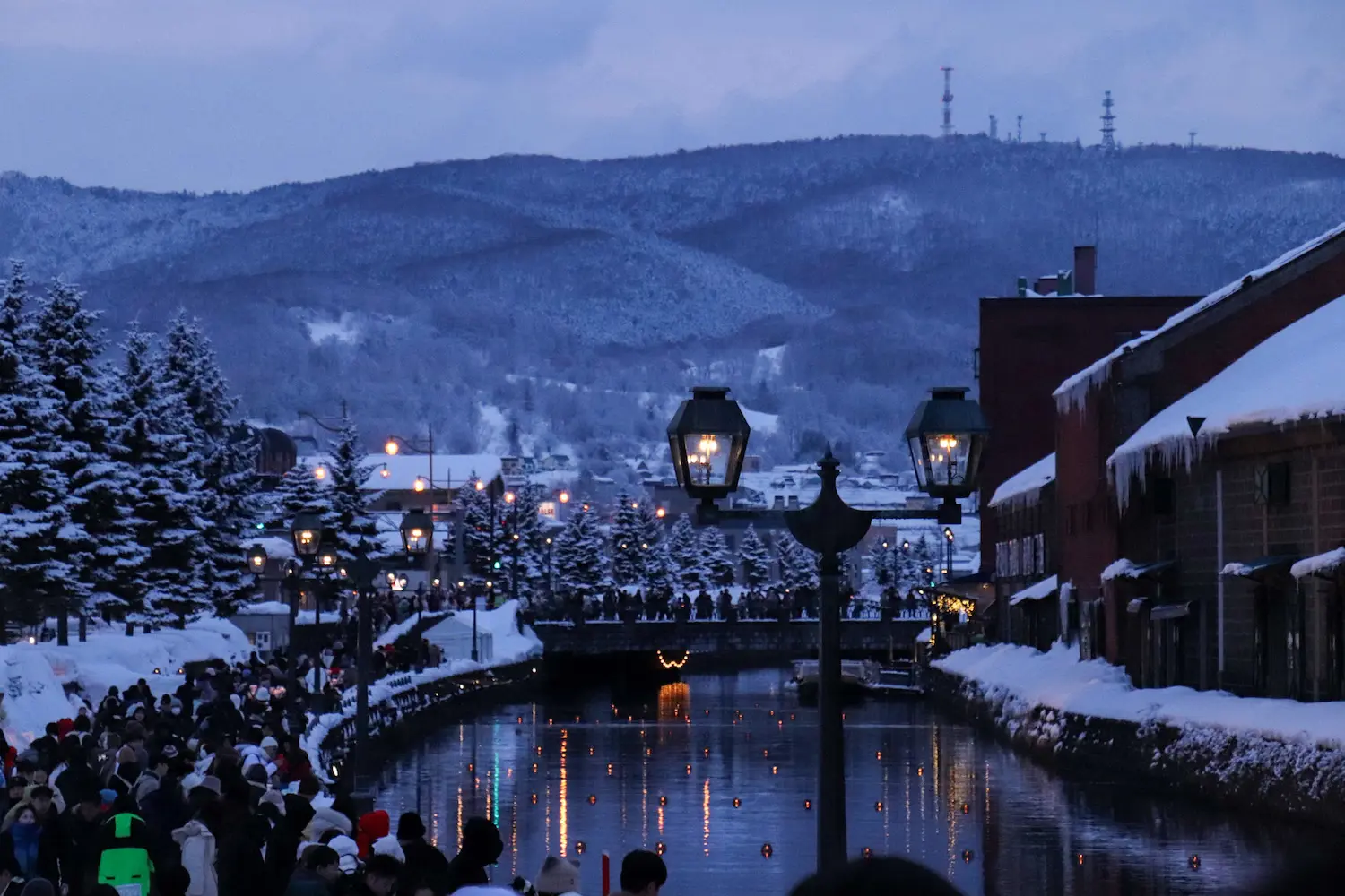 ภาพที่แสงหิมะค่อย ๆ ถูกจุดขึ้นทีละน้อยเป็นสิ่งที่ไม่ควรพลาด