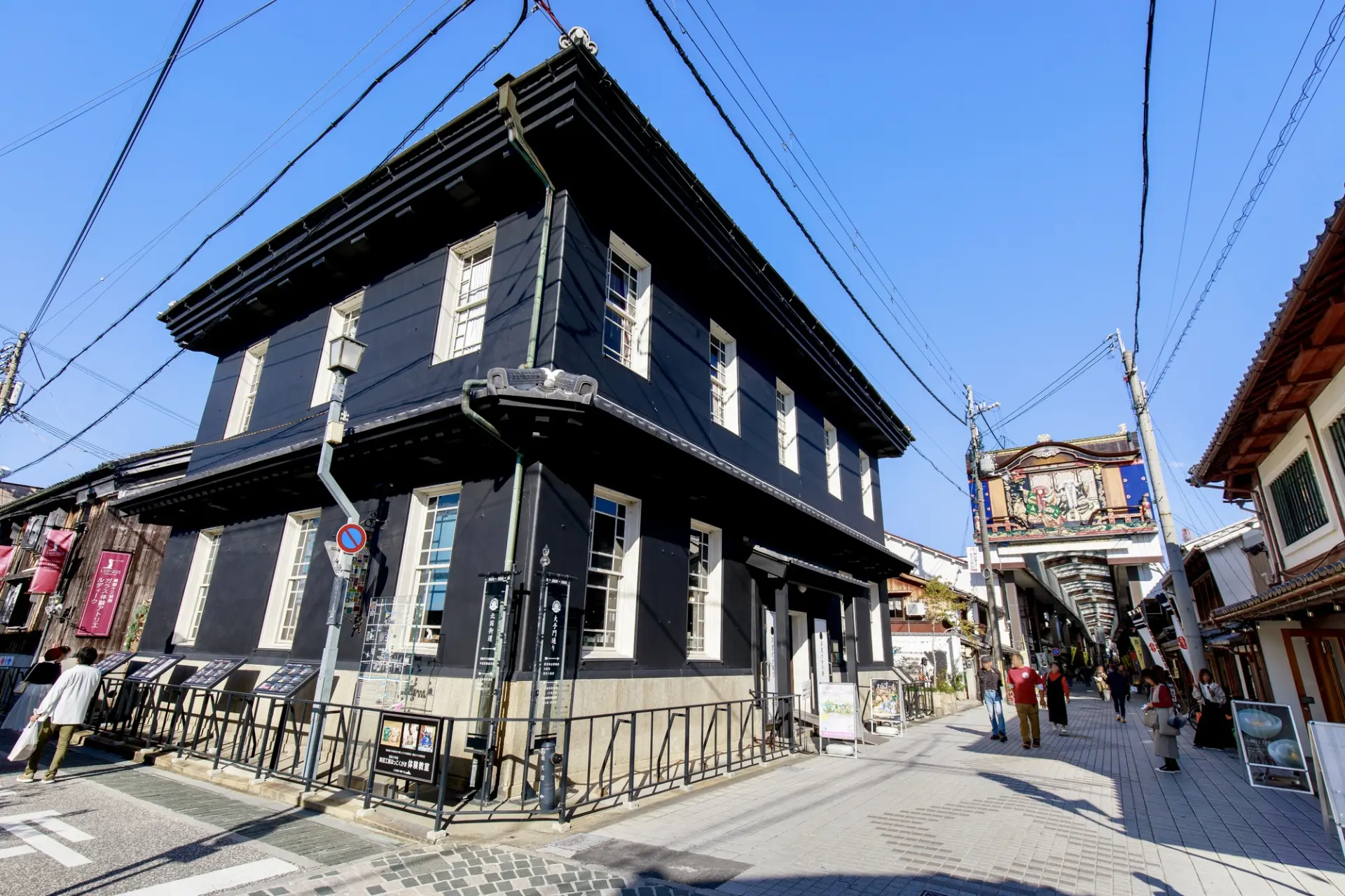 黒壁の伝統的建築物群が織り成す、フォトジェニックな風景