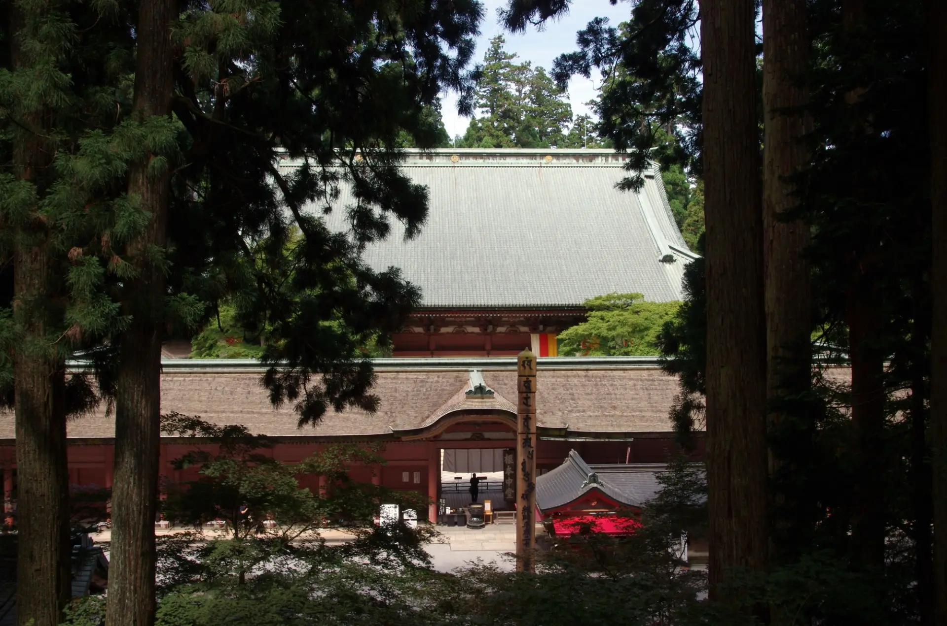 比叡山一帯が境内となっている荘厳な寺