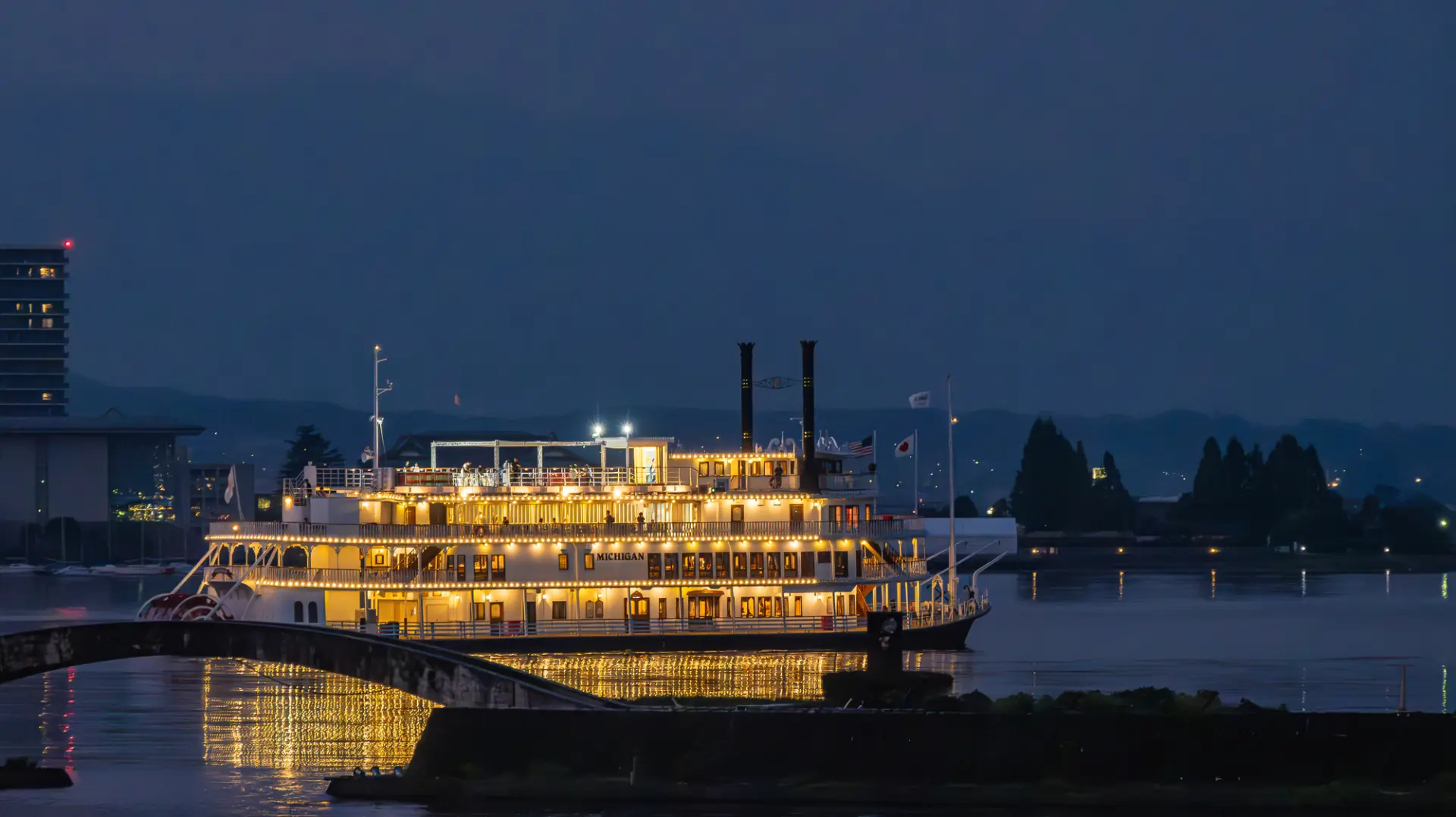 ライトアップされた船と湖面に映る光が重なり、ふたりで過ごす特別な時間を演出