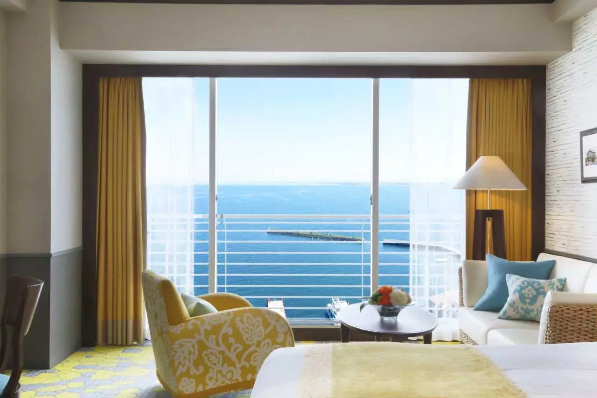 明るく開放的な客室の窓からはレイクビューが満喫できる