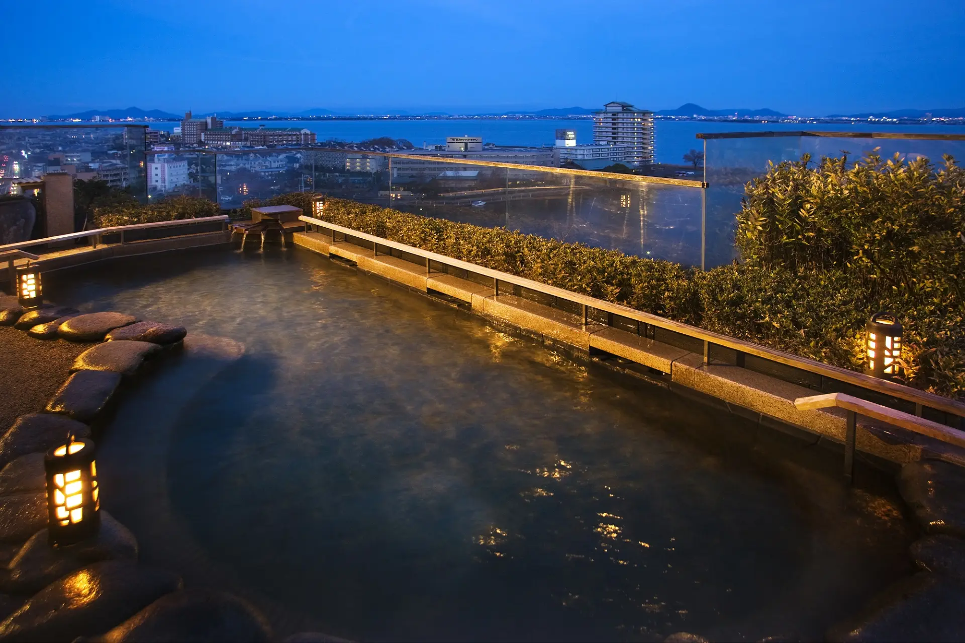 最上階の露天風呂からは琵琶湖の絶景を眺めながらの湯浴みが楽しめる