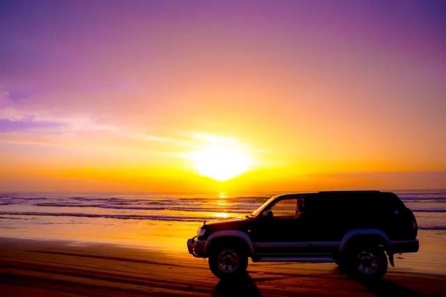 世界でも珍しい、車で走れる砂浜で楽しむ夕景ドライブ