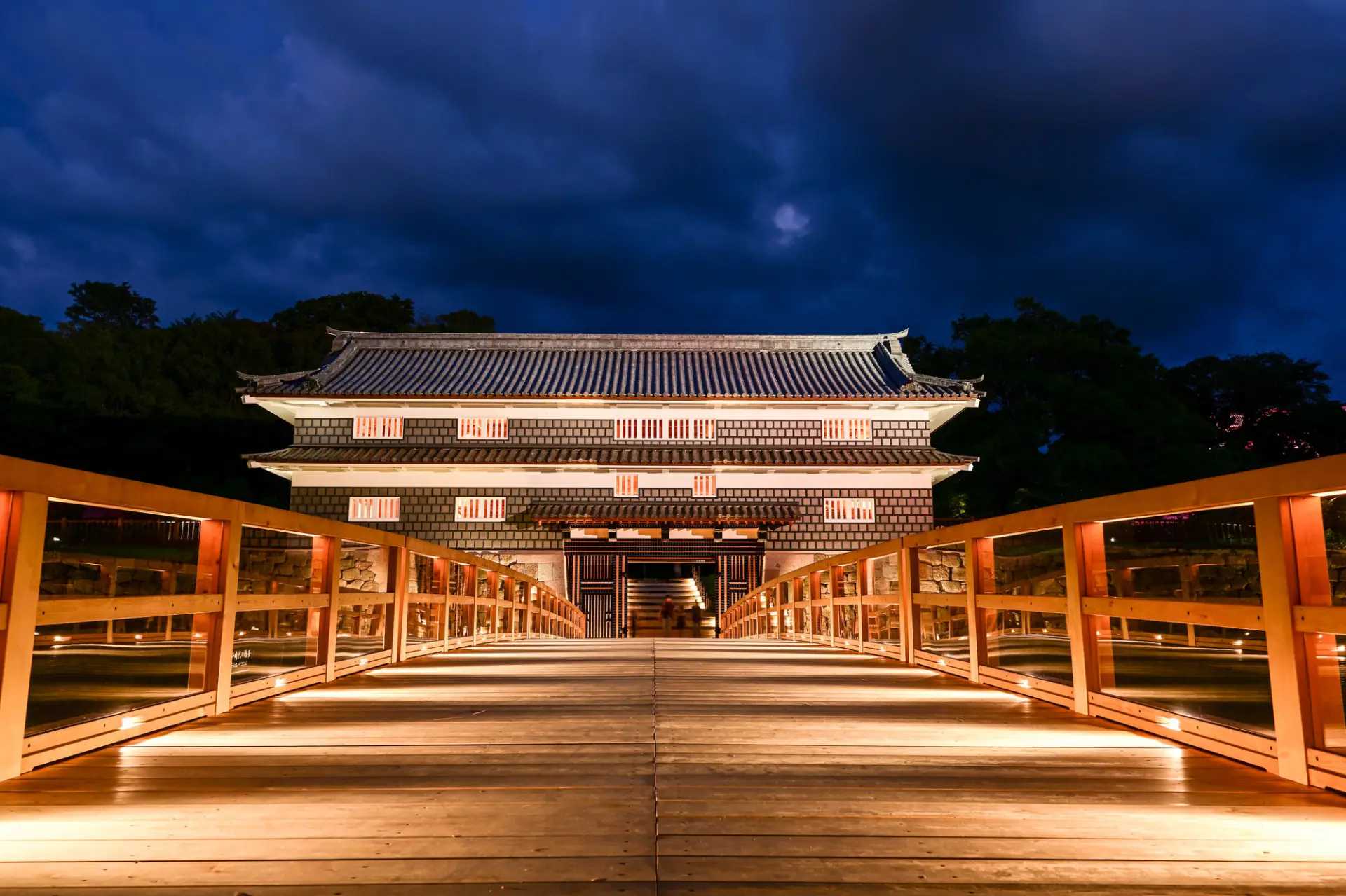 ライトアップされた金沢城公園一帯は、夜の散策にも心地よい