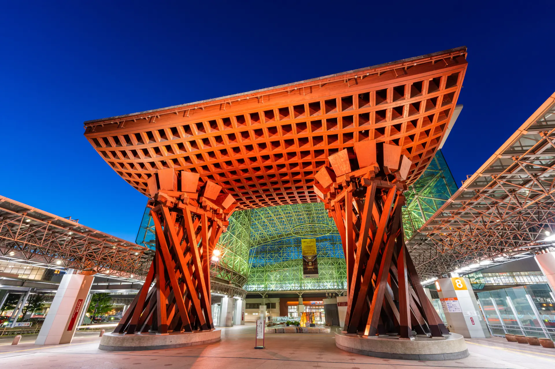 光に彩られた鼓門は、夜の金沢を象徴するフォトスポット