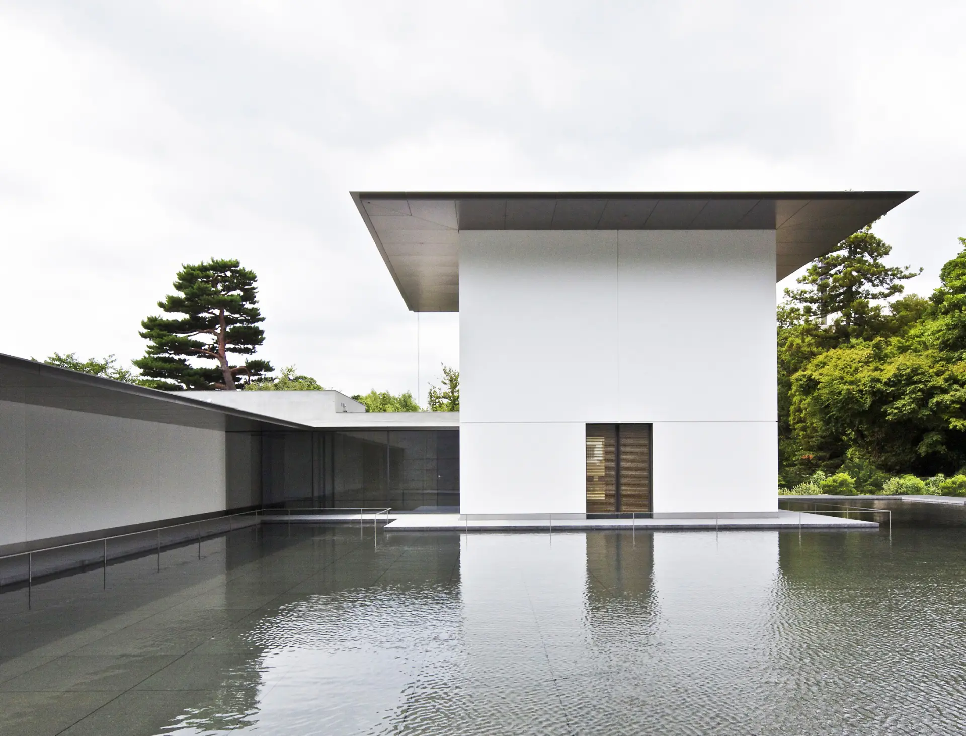 「思想空間」と「水鏡の庭」