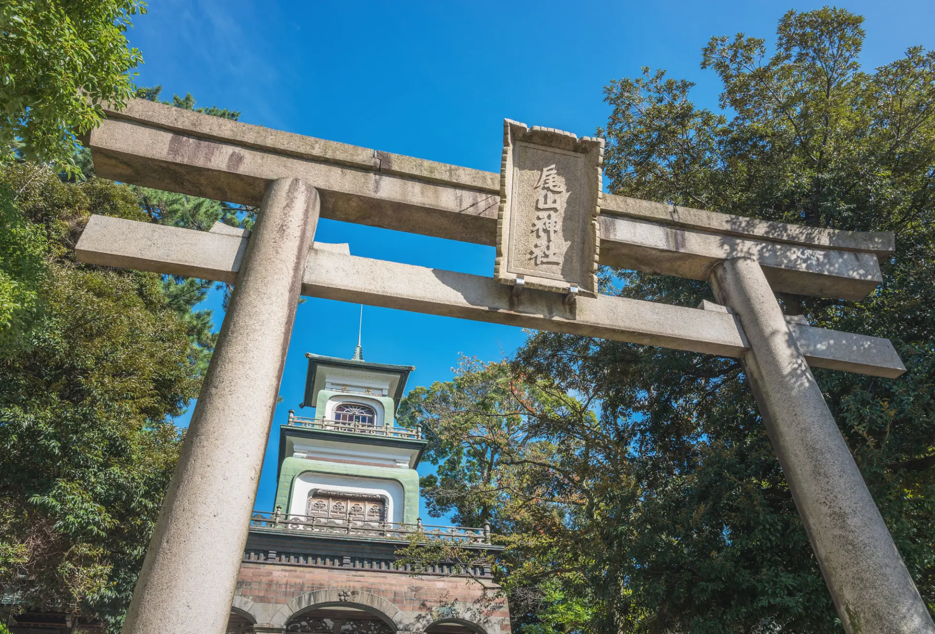 異色の門として知られる神門は国の重要文化財に指定