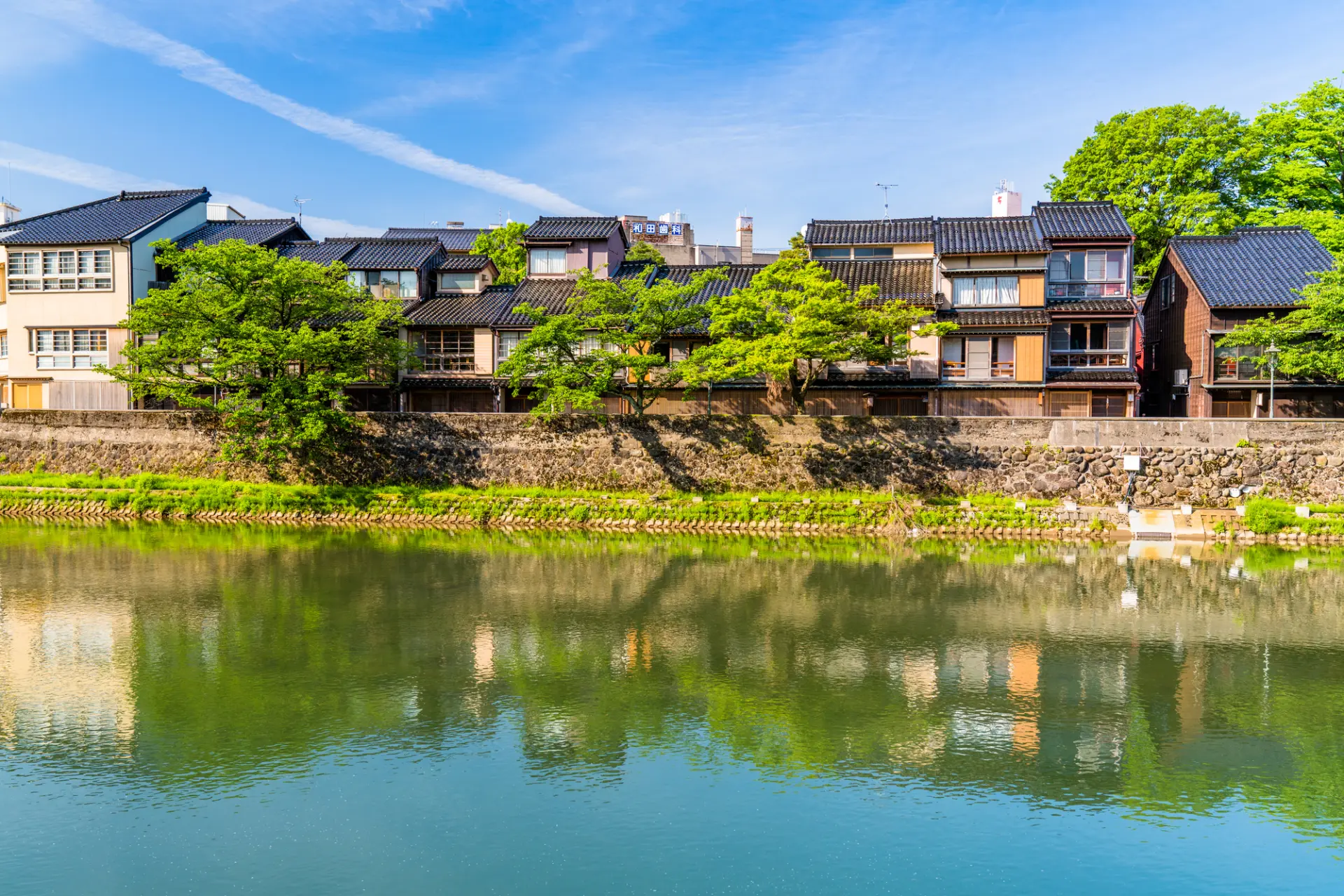 浅野川沿いに町家が並ぶ、静かな空気が流れる茶屋街