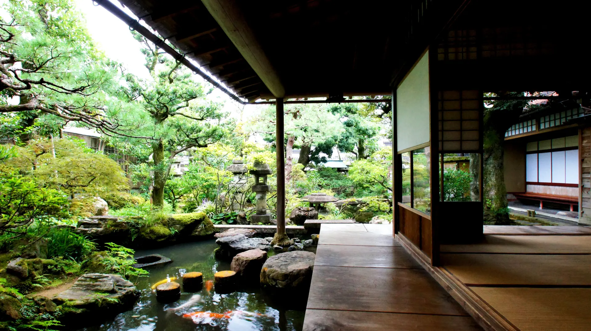 濡れ縁に座って日本庭園を眺める静かな時間も心地いい