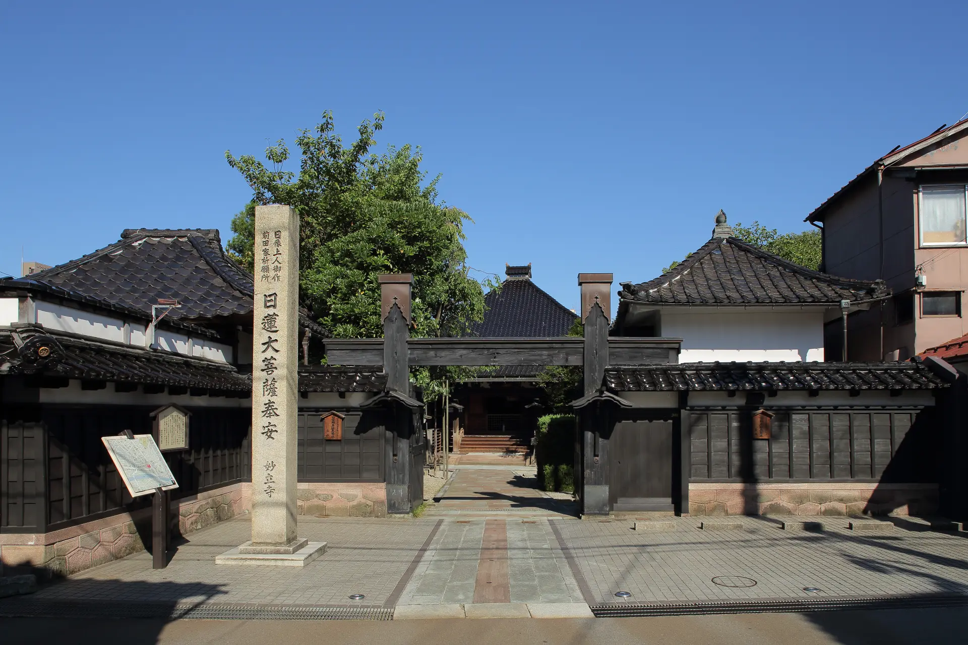 別称“忍者寺”とも呼ばれる日蓮宗の寺院