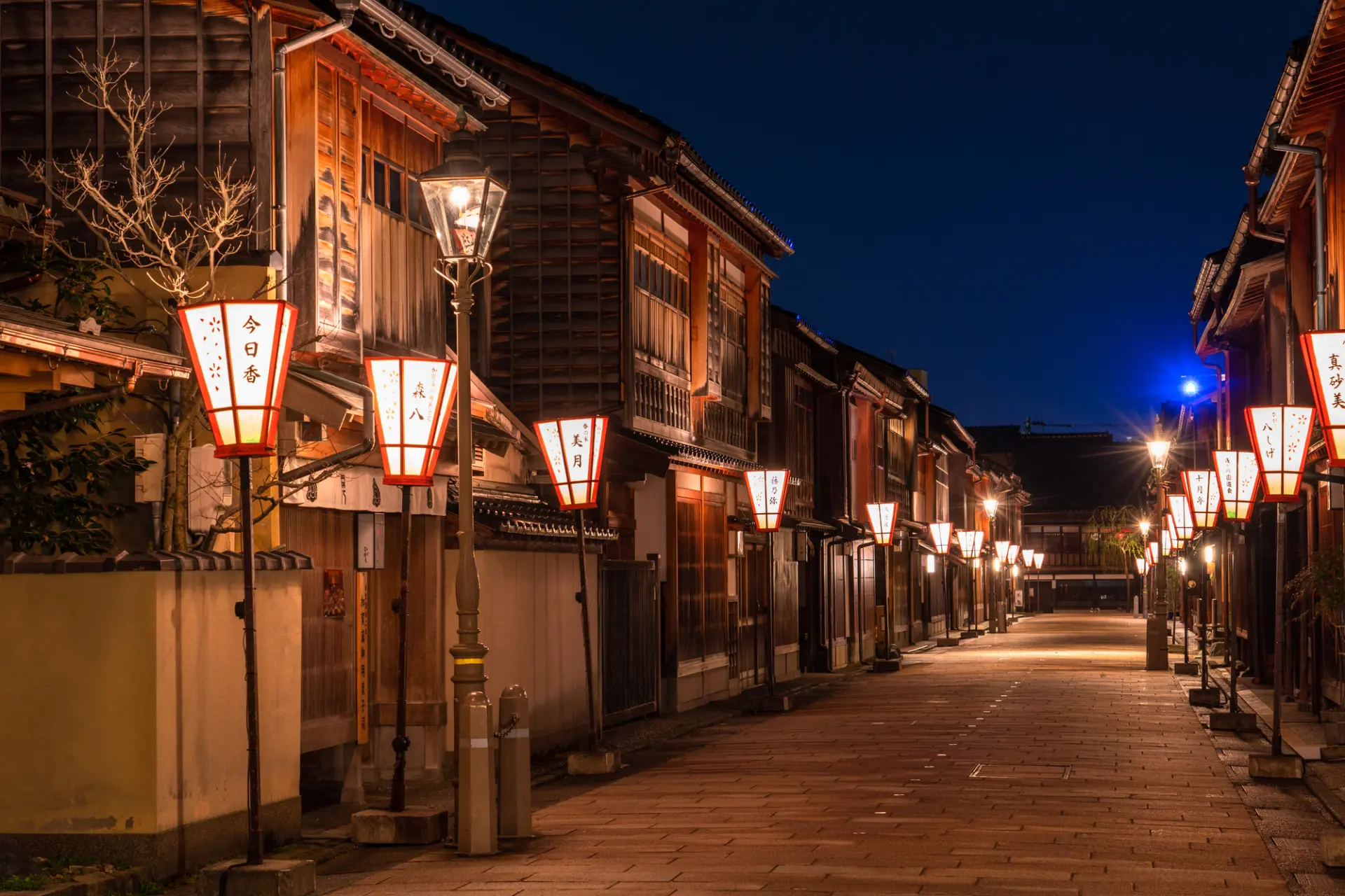 やわらかな灯りに包まれるひがし茶屋街