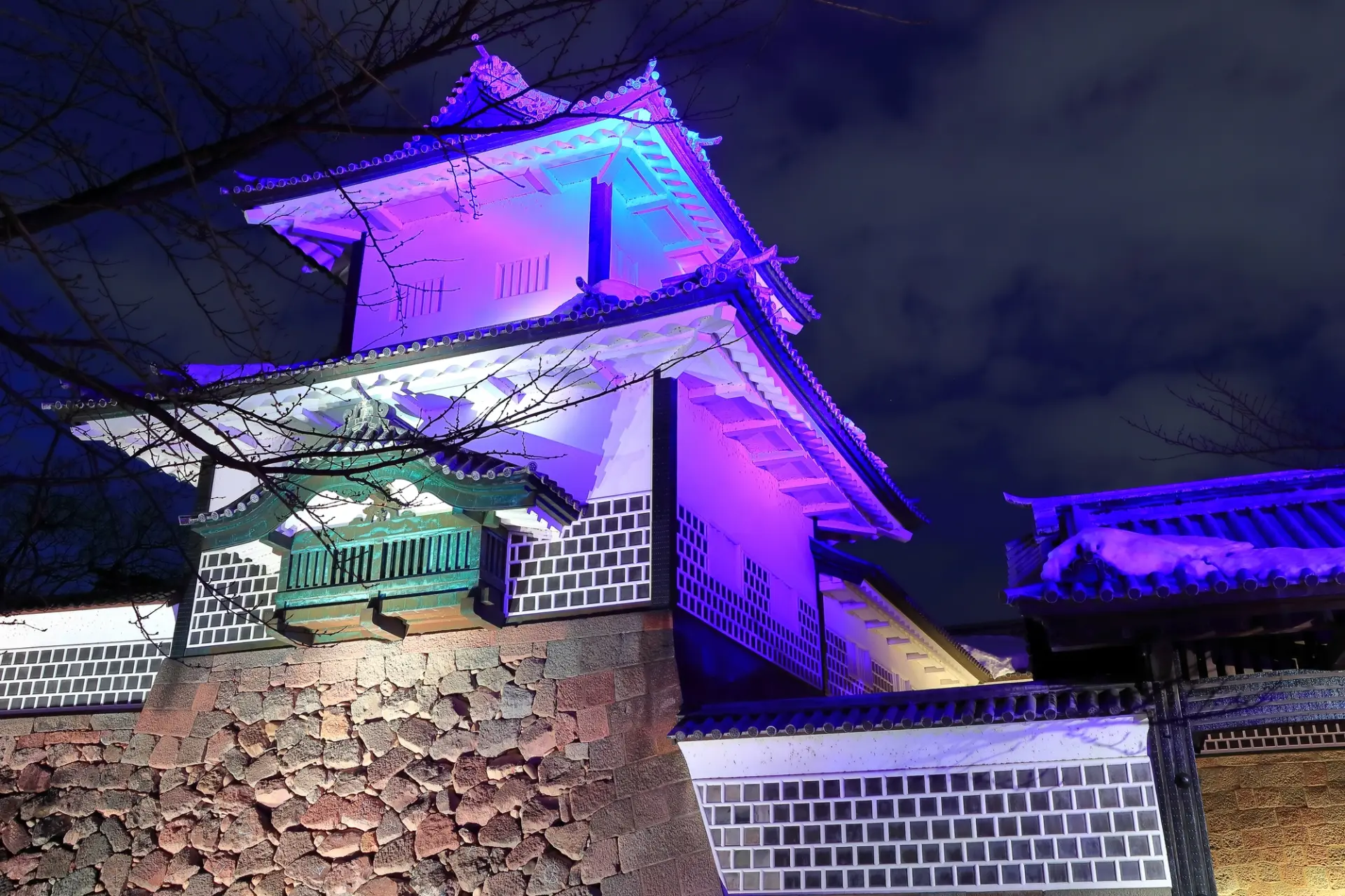 白壁と石垣が夜の闇に浮かび上がり、昼とは異なる静かな美しさ