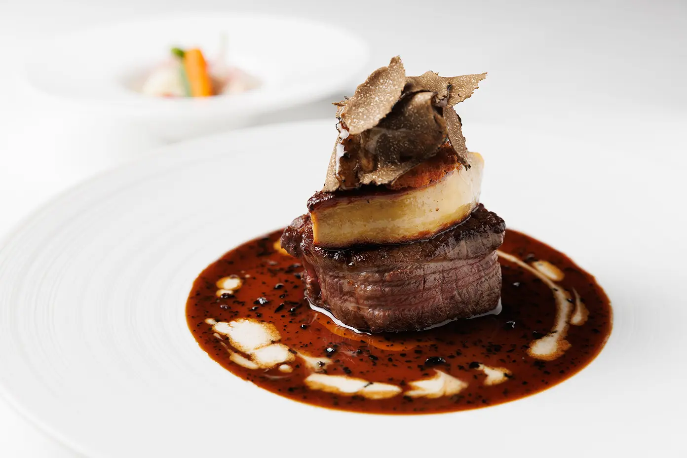 特別な夜にふさわしい一皿、フォアグラとトリュフを合わせた「黒毛和牛フィレ肉のロッシーニ」