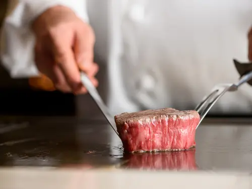 鉄板焼では低温で火を通し、和牛本来の旨みを引き出している