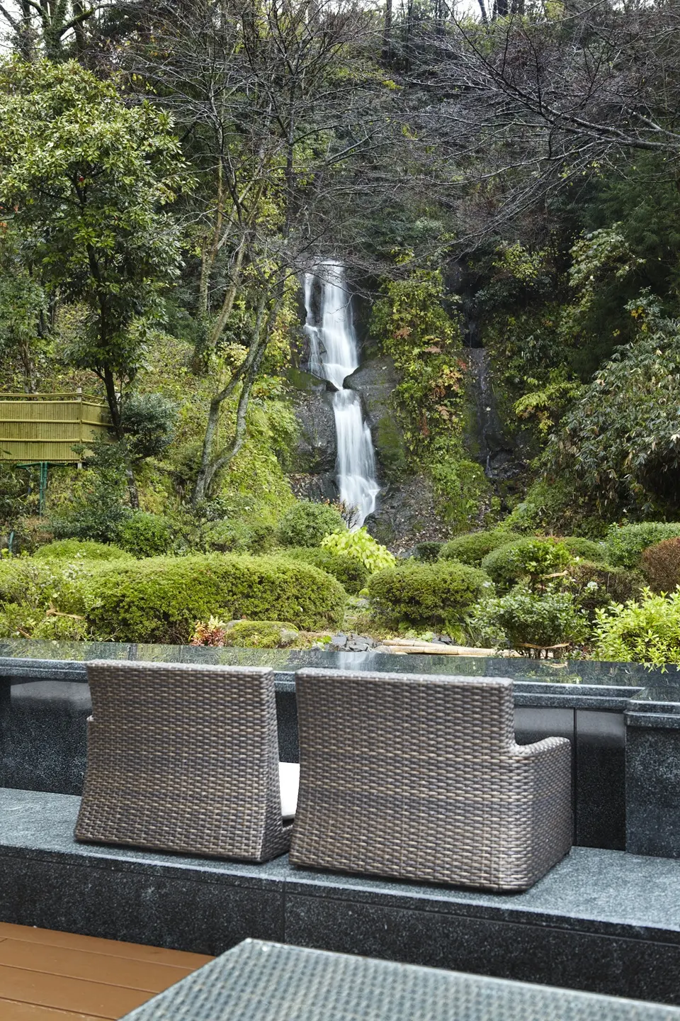 滝を眺めながら足湯に浸かってくつろぐことも