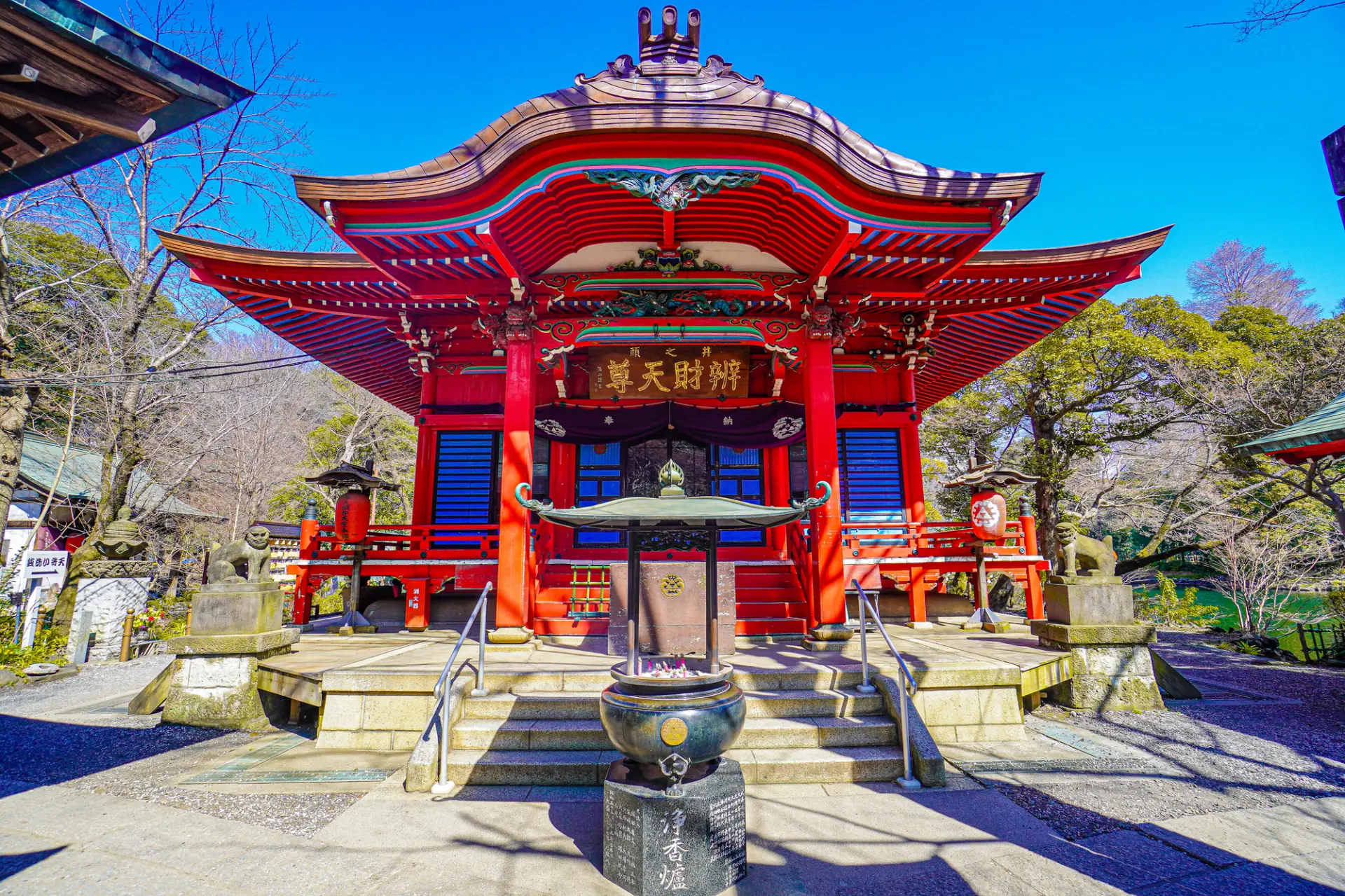 芸事や学問、縁結びのご利益を期待できる「井の頭弁財天」