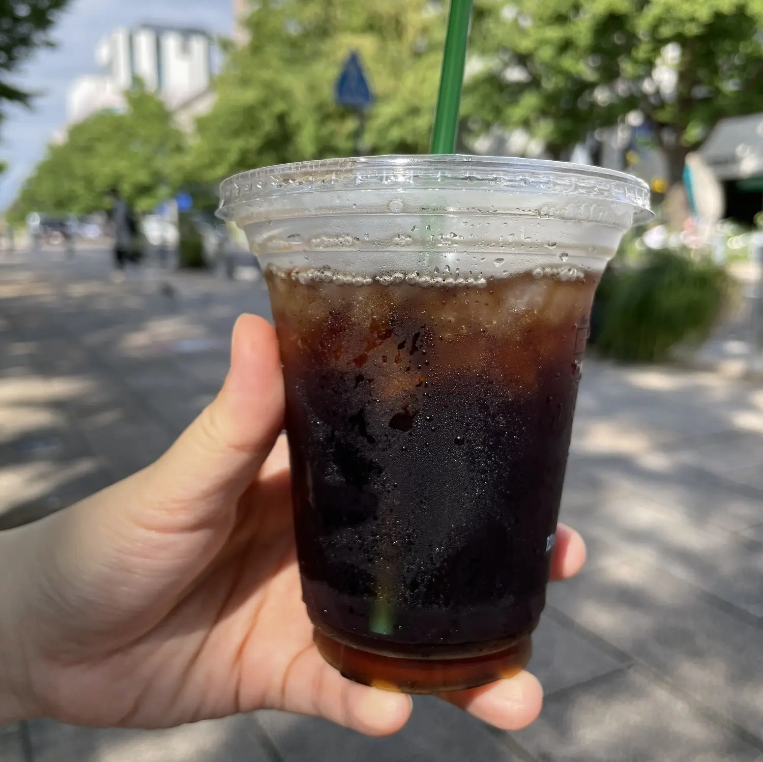 コーヒーをテイクアウトして散策するのもお勧め（写真はイメージです）