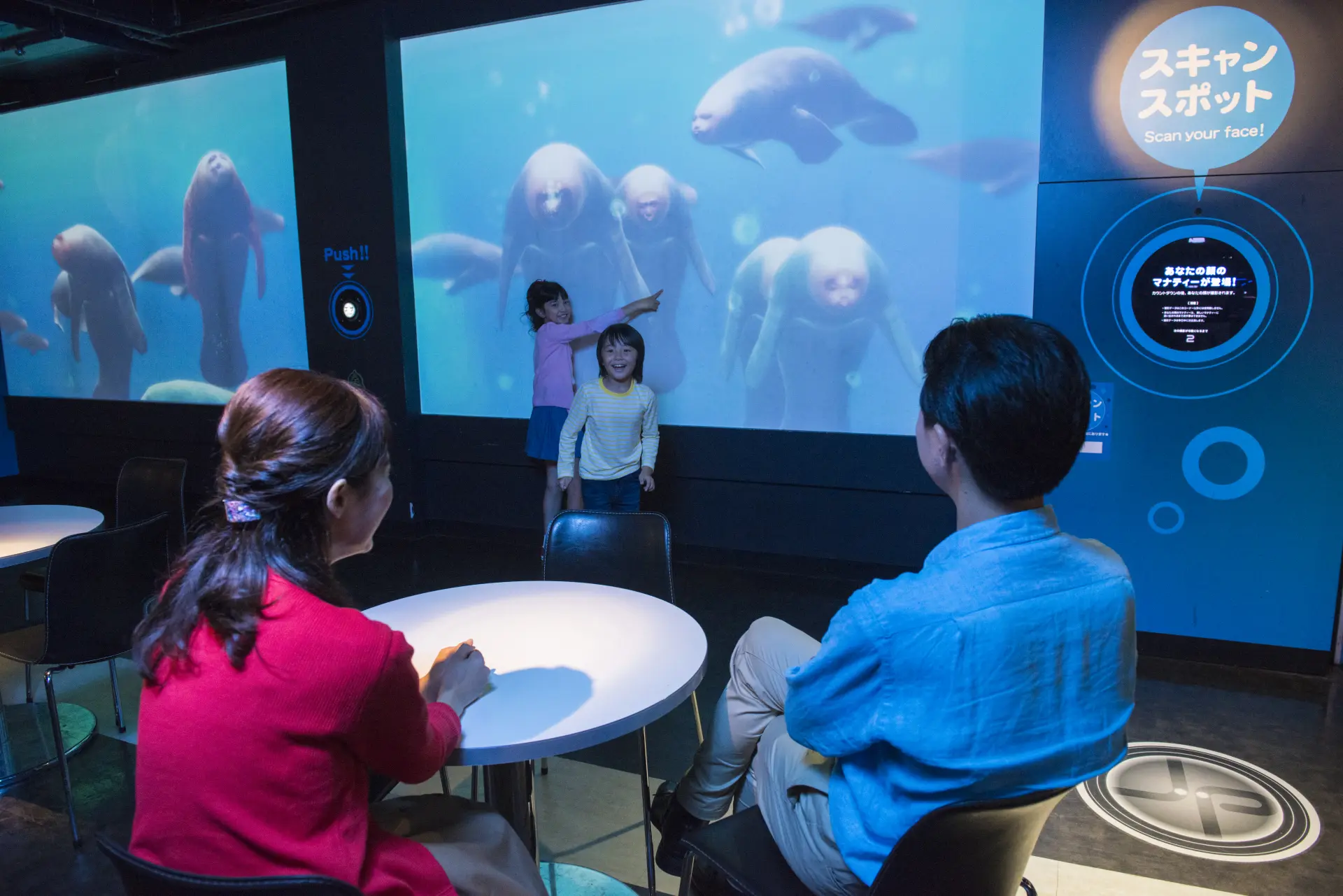 「東京ジョイポリス」では“遊ぶ”と“食べる”が同時に楽しめるラウンジもある